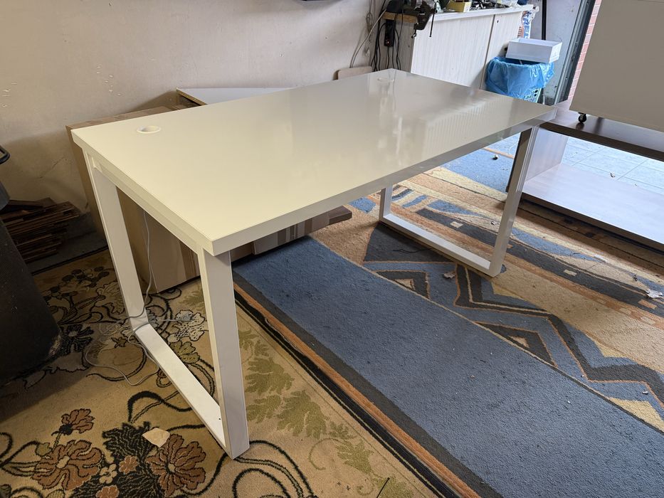 Biurko białe nogi metalowe 140x 80 używane