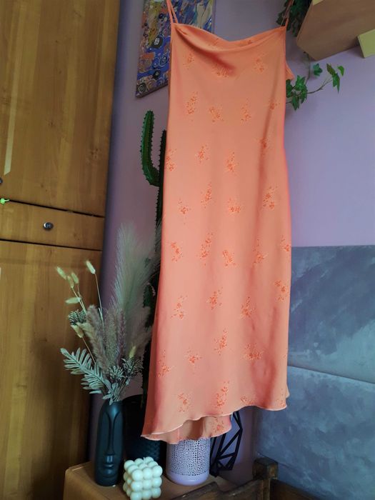 Elegancka asymetryczna sukienka midi w kwiaty z lejącym dekoltem