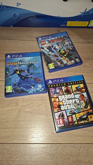 Konsola ps 4 z grami oraz 2 pady