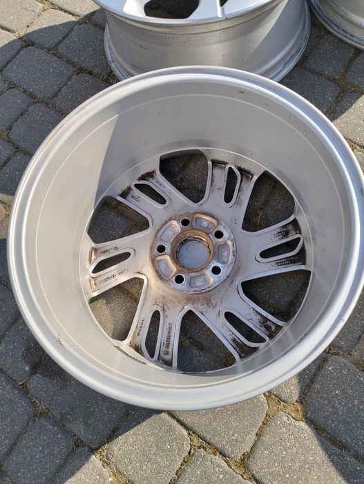 Sprzedam felgi aluminiowe 17 cali do Volvo