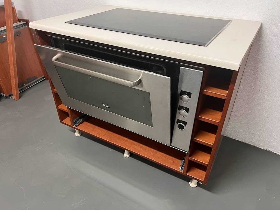 Móvel com placa e forno