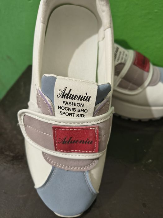 Жіночі яскраві кросівки