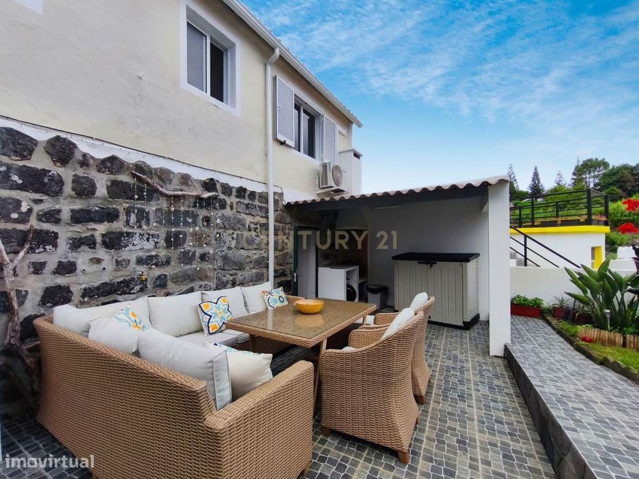 Moradia T2 no Centro da Vila do Nordeste | Jardim e Excelente Potencia