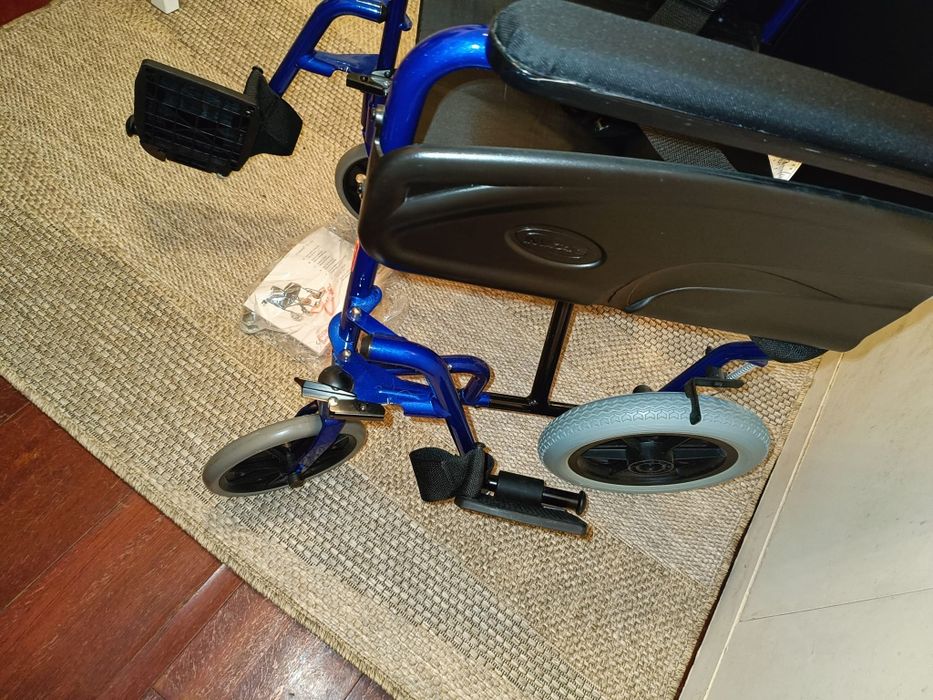 Cadeira de rodas Ivancare modelo Alu Lite