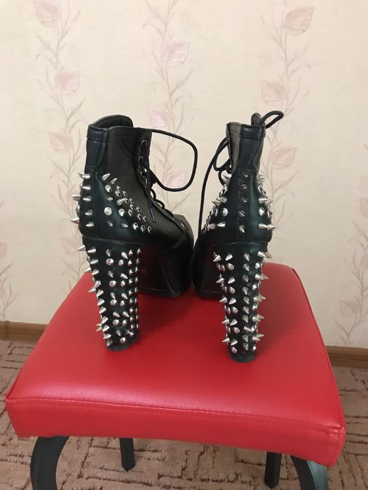 Ботиночки на каблуке, с шипами