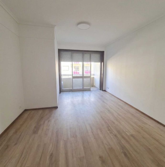 Oportunidade Exclusiva no Centro de Santa Maria da Feira: Imóvel Remodelado com Elevado Potencial (Habitação / Escritórios)