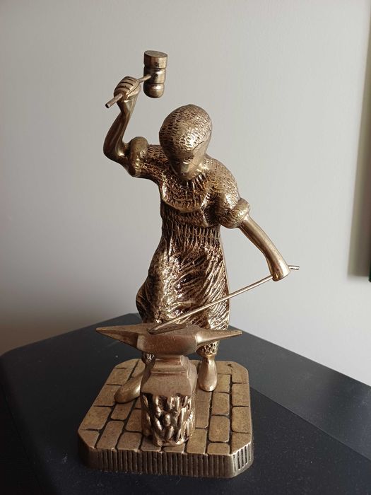 Escultura Antiga "Ferreiro com Bigorna " em Bronze Maciço