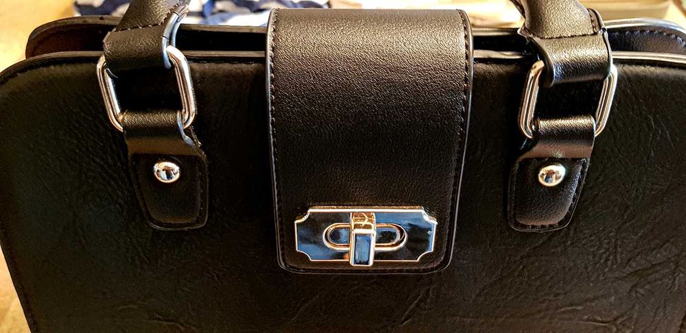 Mala tipo tote preto fecho metálico