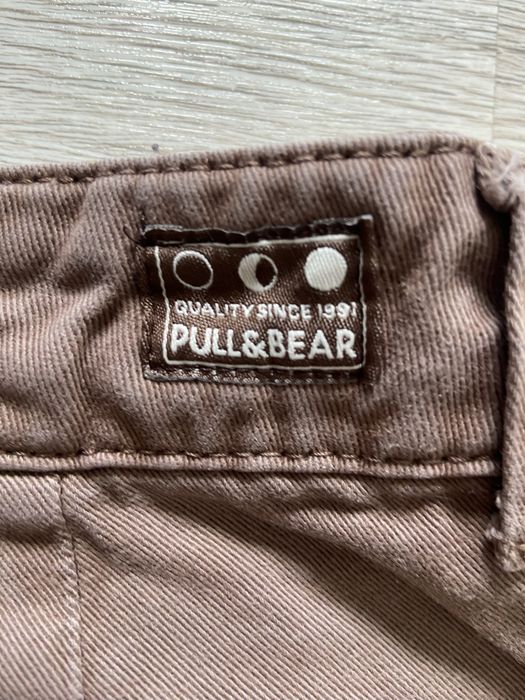 Brązowe spodnie cargo z sznurkami od środka Pull&Bear