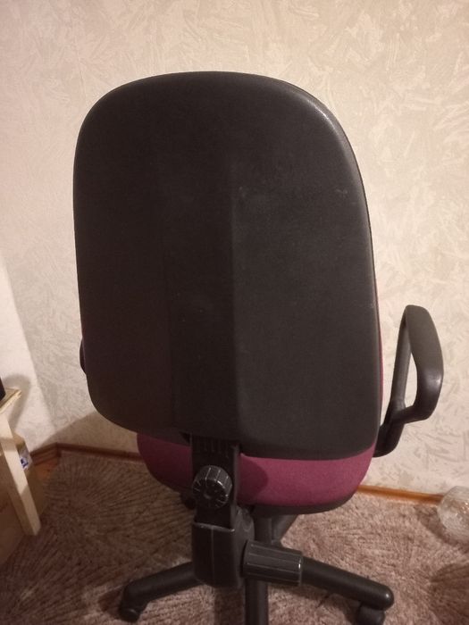 Офісне крісло в хорошому стані