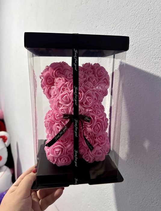 Розовый мишка из роз в подарочной коробке
