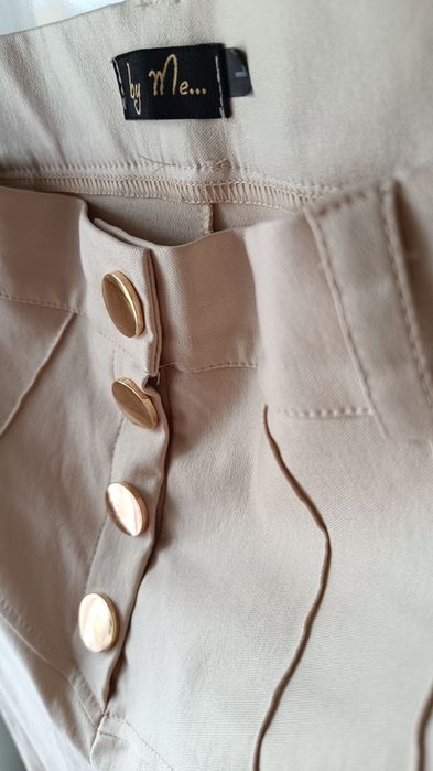 Spodnie by me woskowane złote guziki zamki beż
