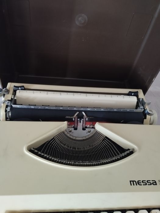 Maquitde escrever antiga, teclado HCESAR