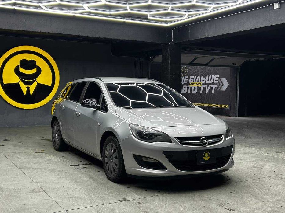 ID
50672

Opel Astra Sports Tourer 2013 року з дизельним двигуном 1.7 CDTI — це практичний та економічний універсал, створений для щоденної роботи та далеких подорожей. Надійний дизель забезпечує хорошу динаміку та низьку витрату пального, а механічна коробка передач дозволяє повністю контролювати рух і отримувати максимум ефективності від мотора.

Передній привід гарантує стабільність та впевнене керування на будь-якому покритті, а збалансована підвіска робить поїздки комфортними навіть на довгих дистанціях. Універсал пропонує великий багажний простір та продуманий інтер’єр, що робить його чудовим вибором для сім’ї, роботи або активного відпочинку.

Astra Sports Tourer вирізняється надійністю, приємною керованістю та сучасним дизайном. Це автомобіль, який поєднує практичність, комфорт та економічність, і є одним із найкращих варіантів у своєму класі для тих, хто шукає універсальний та невибагливий автомобіль.