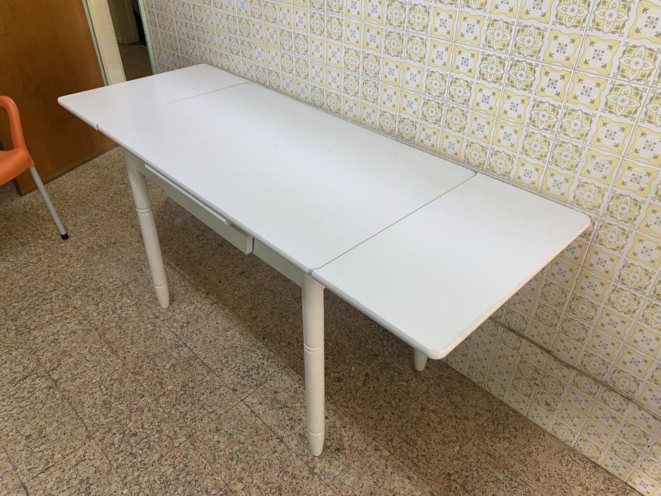 mesa de cozinha extensível mais duas cadeiras
