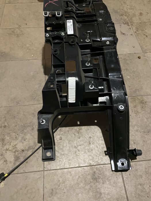 Телевізор , панель передня Rivian R1S R1T Gen1