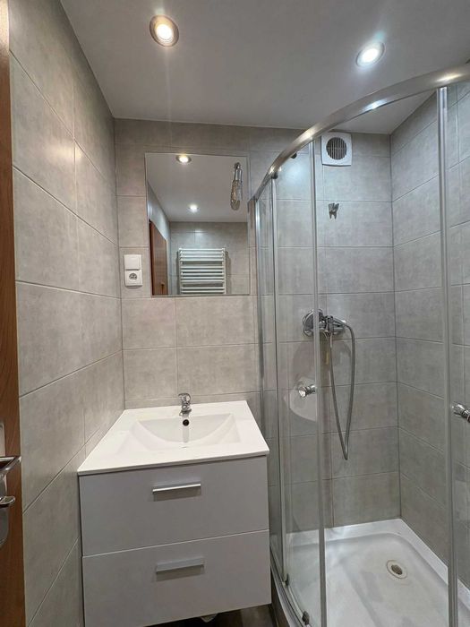 Kawalerka jednoosobowa z łazienką i aneksem kuchennym