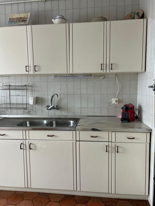 Cozinha branca com pedra marmore