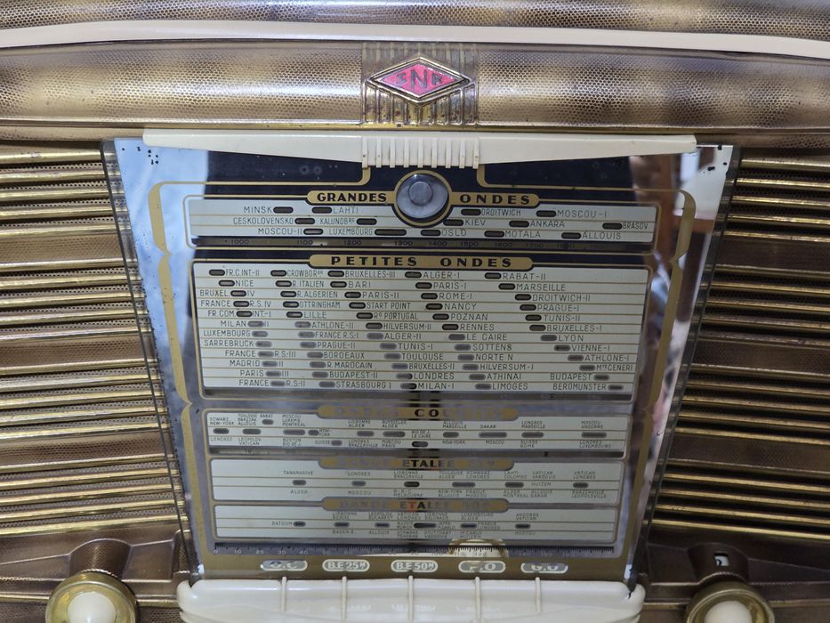 Rádio antigo reparado SNR