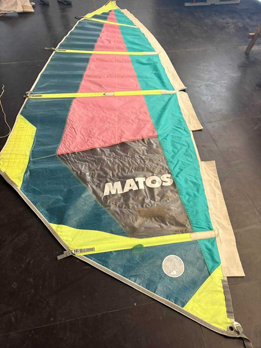Prancha de windsurf antiga com 2 mastros 2 velas e 2 retrancas