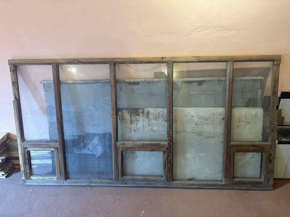 Деревʼяне вікно зі склом