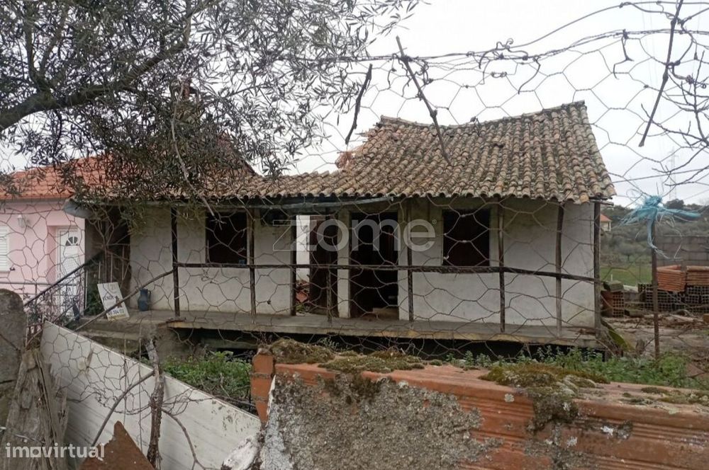 Casa antiga para reconstrução
