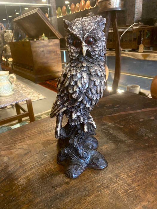 Escultura Vintage de Coruja em Resina – Detalhamento Realista