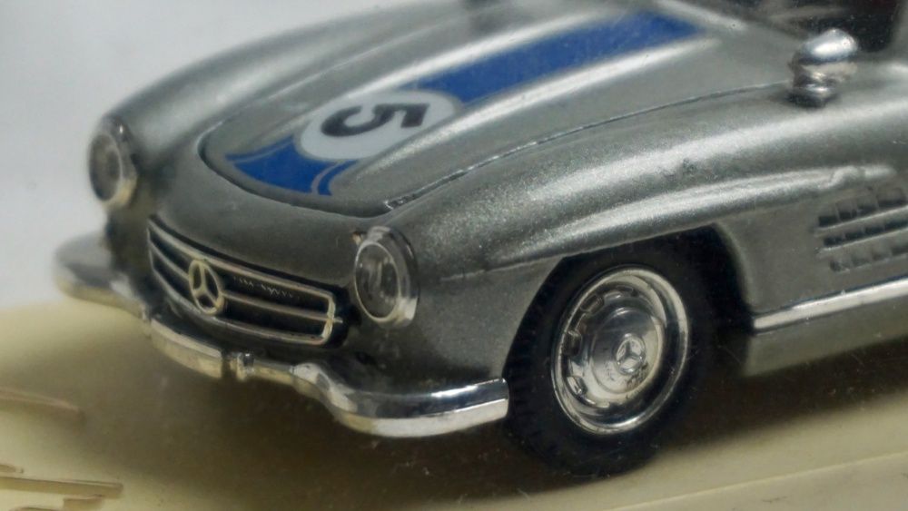 Carrinho miniatura de exposição Mercedes