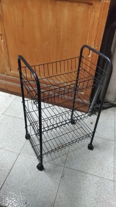 Carrinho organização ou prateleira aramada de metal preto  com três