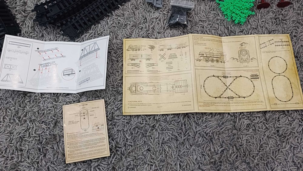 Klasyczna kolejka retro z efektem dymu na akumulator , pociąg