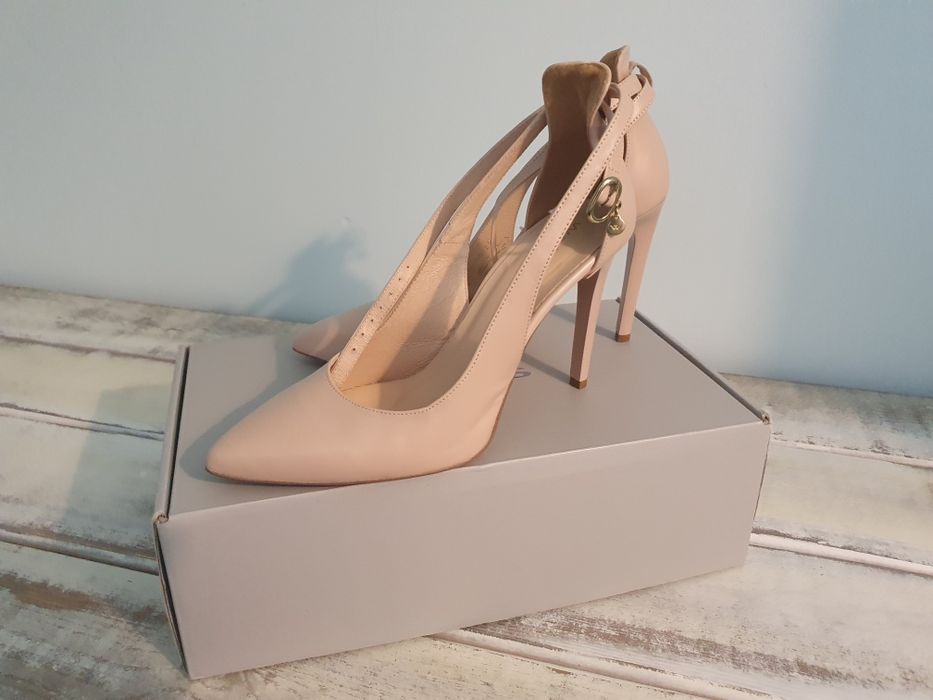 Beżowe czółenka Wojas, zapinane w kostce