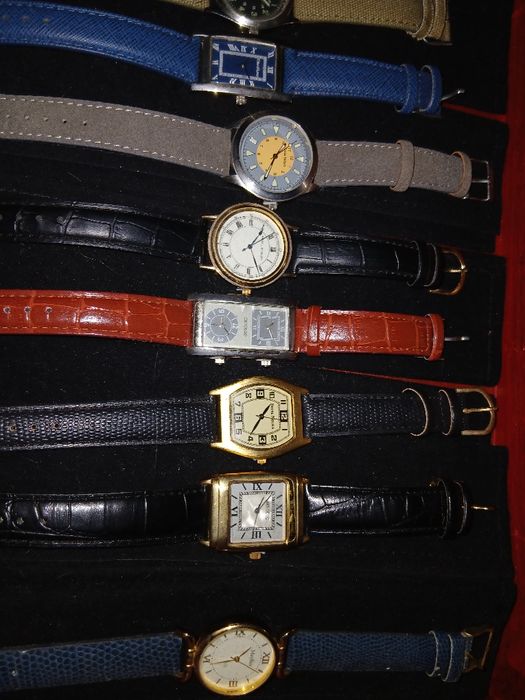 Relógios novos  com bolsa por 15 € cada