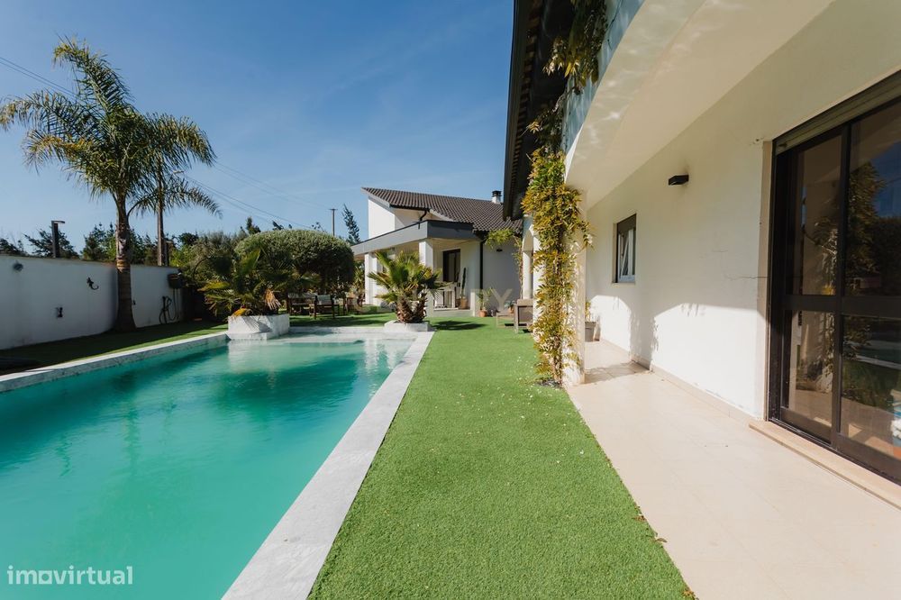 Oportunidade: Moradias T4 + T2 + T1 com piscina e licença de AL