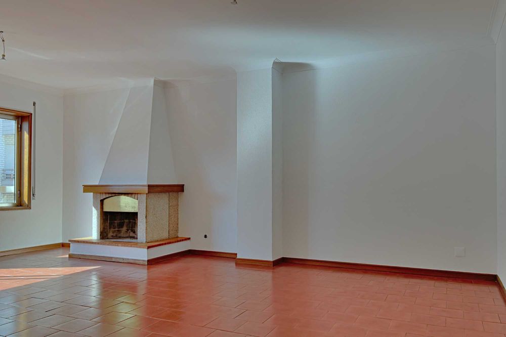 Apartamento T3 com 2 WC e garagem fechada junto às Portas da Maia