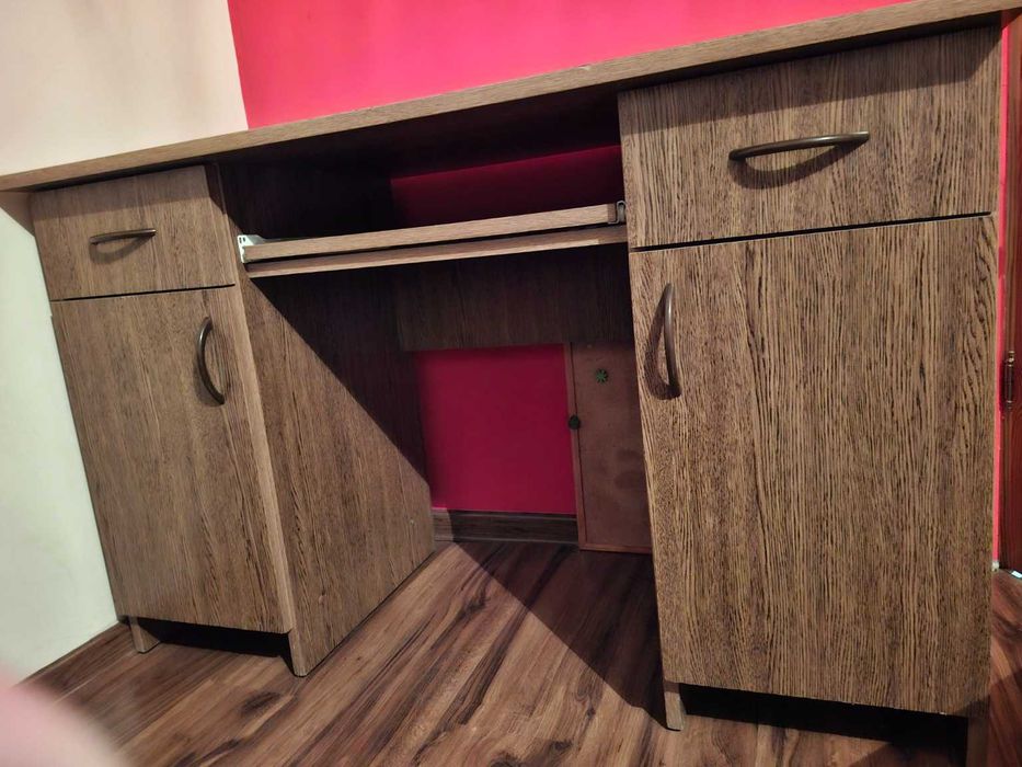 Biurko komputerowe z szafkami i szufladami – pojemne i funkcjonalne