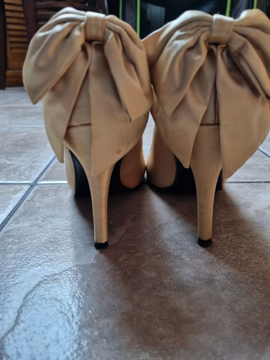 Buty na obcasie, złote, kokarda