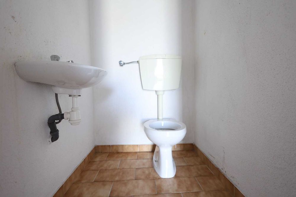 Garagem no Sobralinho com WC junto à EN 10
