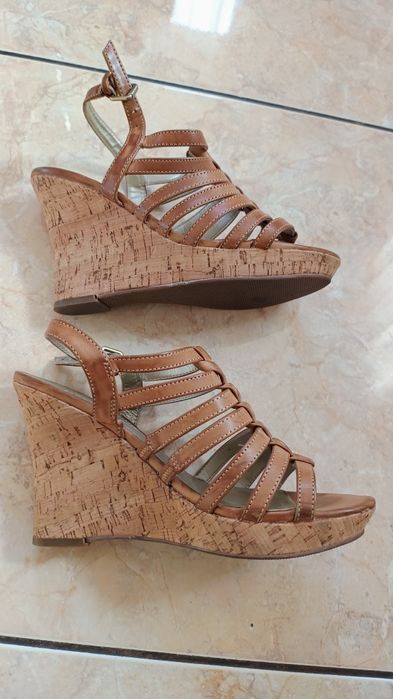 Guess sandały brązowe na koturnie 36