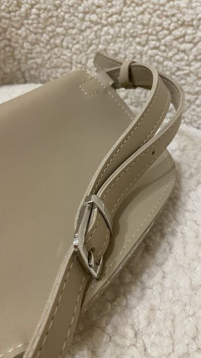 Бежева сумочка через плече