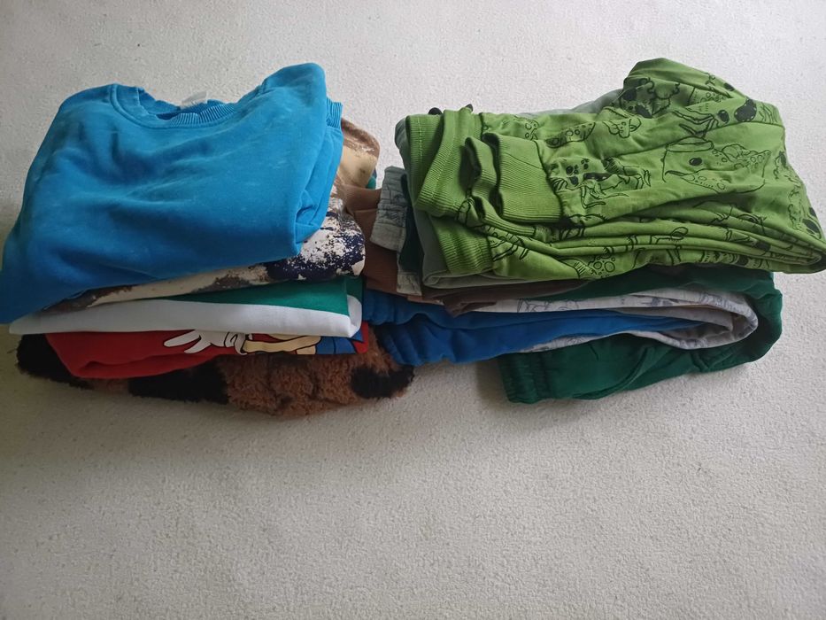 Paka ubrań chłopięcych spodnie, bluzy r.116