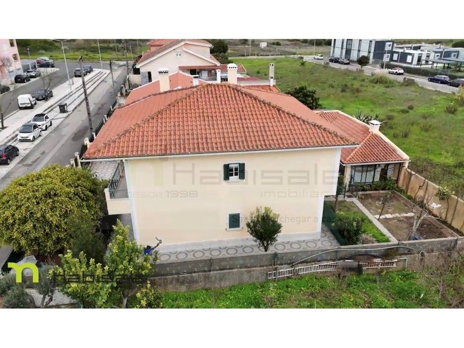 Moradia Isolada T5 com Garagem e Bom Espaço Exterior em Manique