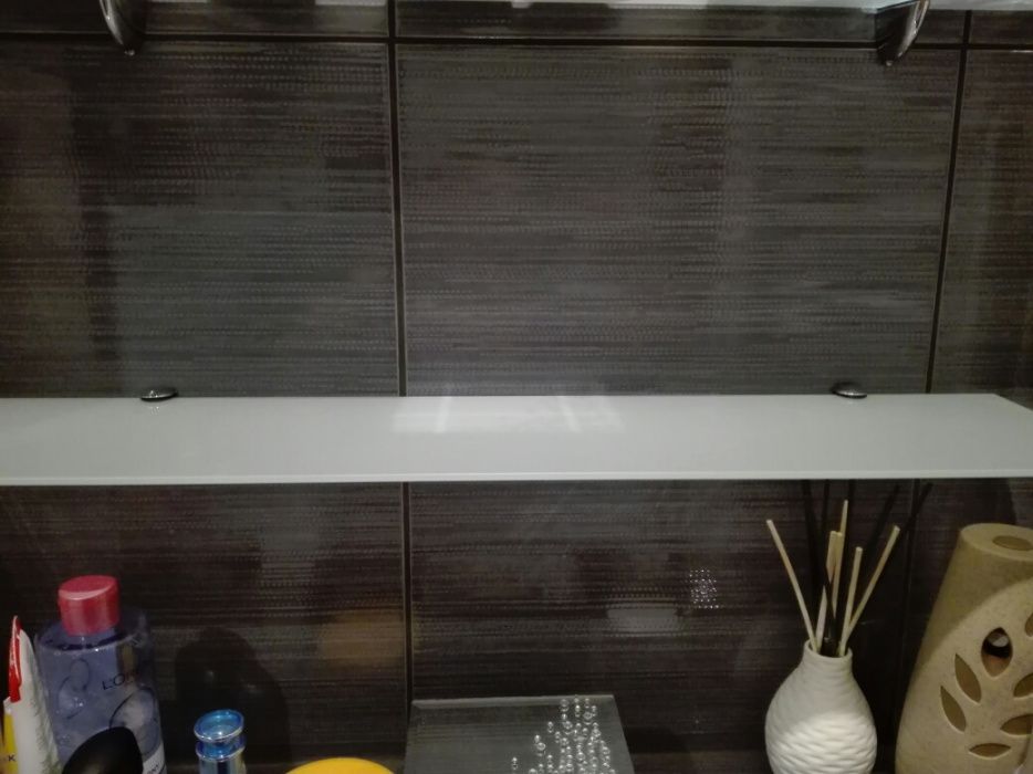 Szklana, mleczna półka