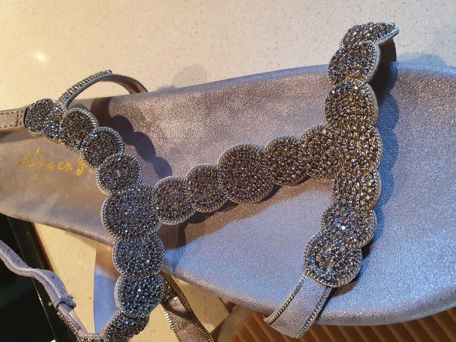 Vendo sandálias novas da Alma En Pena