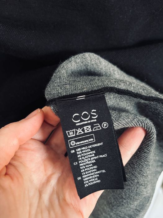 Wełniany sweter COS dłuższy klasyczny czarny