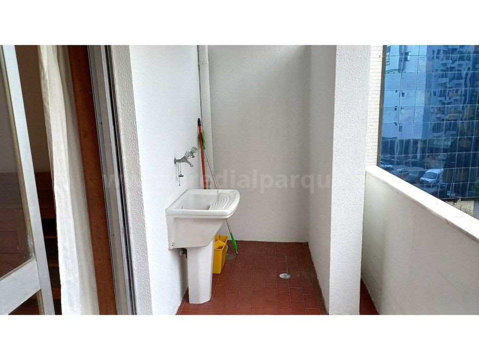 Apartamento T1 mobilado e equipado, junto ao Palácio de Cristal