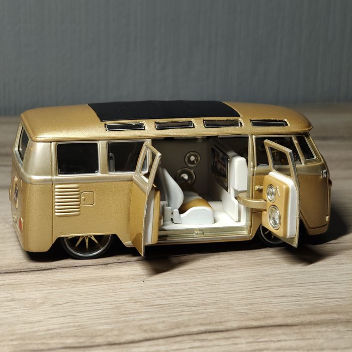 Модель мікроавтобуса Maisto Volkswagen Van "Samba" 1/25