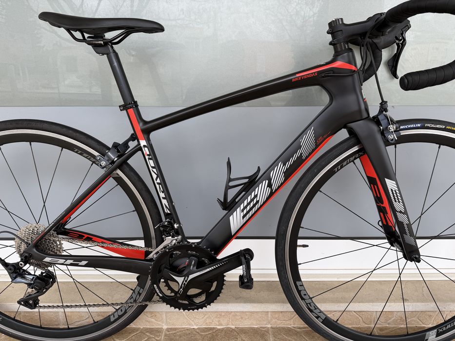 Bicicleta de estrada - Carbono - Bem equipada