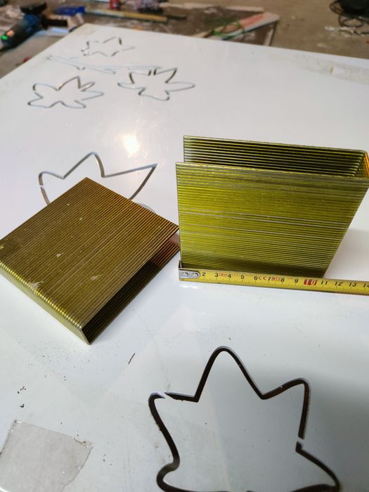 Pozostałości po budowie, uchwyty, wieszaki, rynny, zszywki, itp