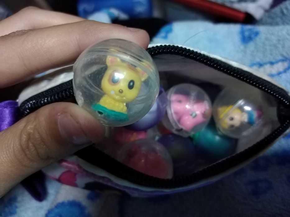 bolsa com bolinhas com bonequinhas no interior