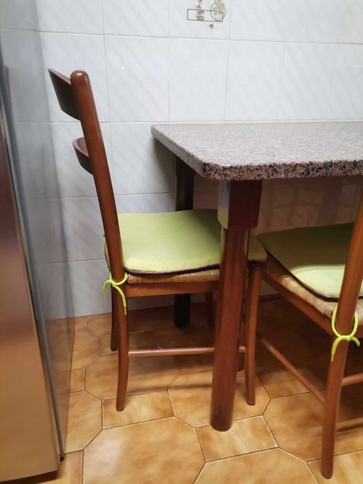 Mesa com tampo em granito e 4 cadeiras